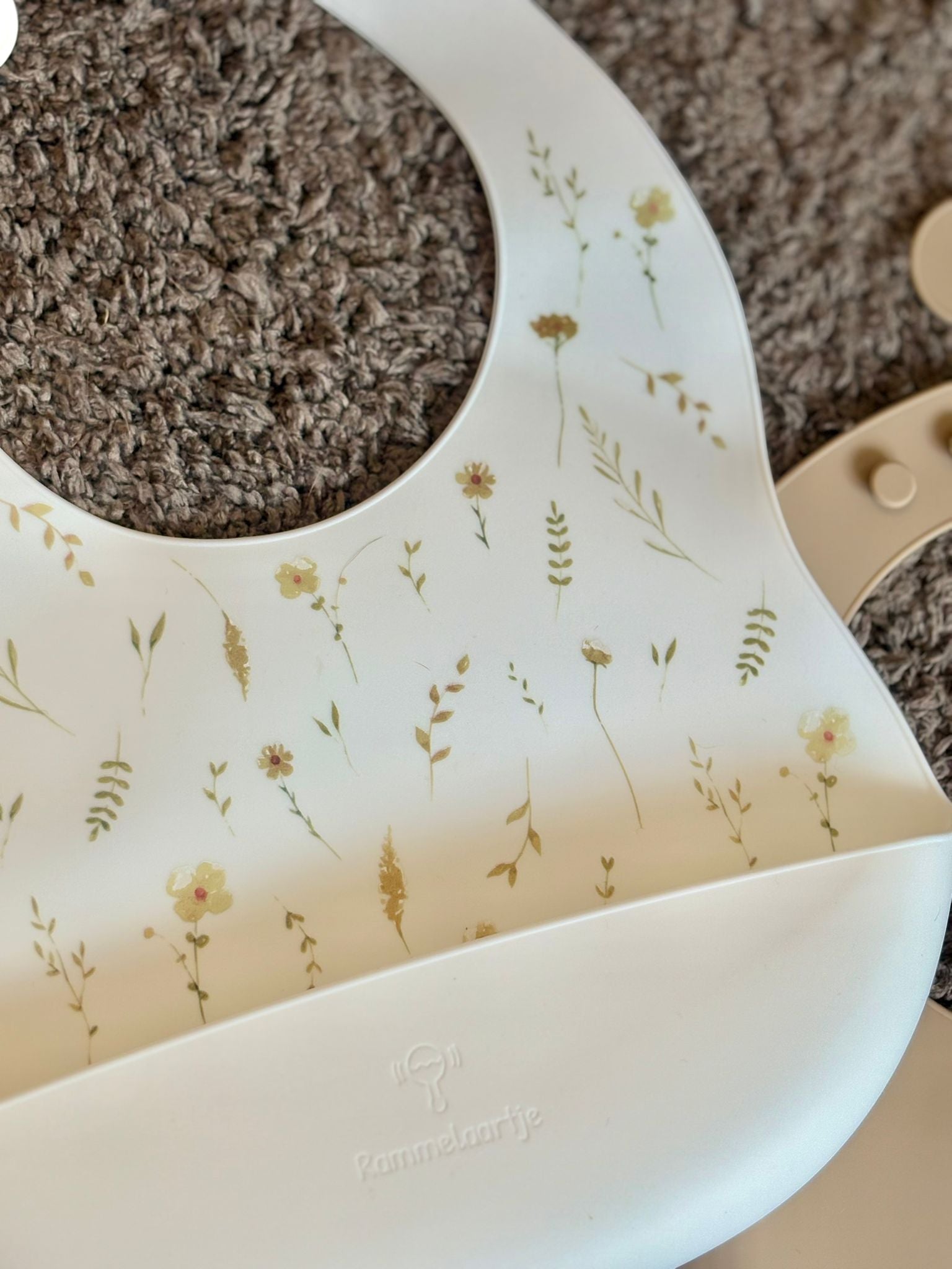Conjunto de babetes, colher e tigela de silicone.